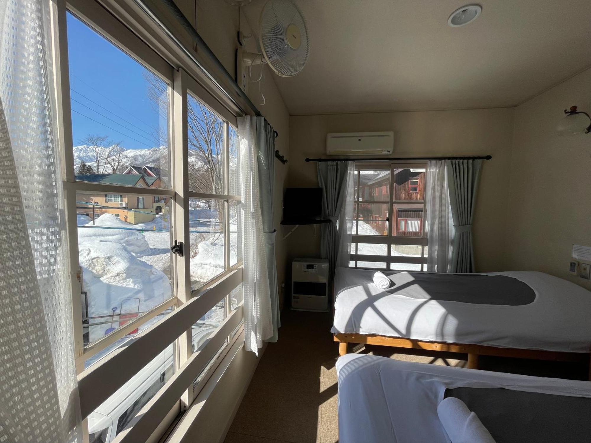 Hakuba Snow Fox Bed & Breakfast Exterior photo